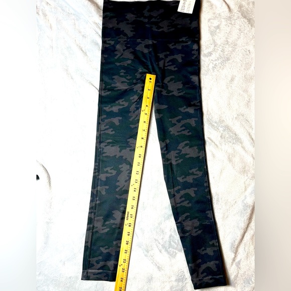 SPANX Black Camo leggings size Medium - Picture 3 of 6